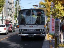 本日限定、国立駅～谷保駅間を運行する無料シャトルバス（日野RC700）